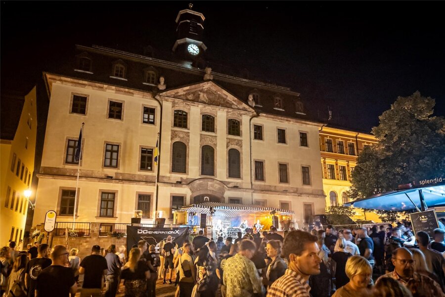 Burgstädter feiern wieder ihre legendäre Musiknacht - Ausgelassene Stimmung vor dem Rathaus in Burgstädt. Dort spielte zur Musiknacht die Zwönitzer Band DGenerationX.