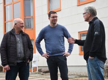 Burgstädter kauft Baufirma in Lichtenau - Chembau und Hönisch Bau gehen gemeinsame Wege: Chembau-Chef Jörg Jentzsch (links) bleibt Geschäftsführer und Matthias Pfüller (rechts) geht in den Ruhestand. Philipp Hönisch übernimmt beide Baufirmen. 