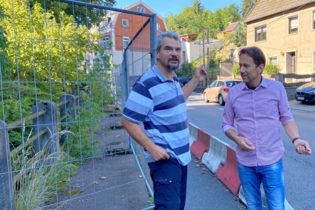 Jens Bergmann (l.) und Peter Wolf wohnen in Mittweida an der Burgstädter Straße. Seit 16 Jahren sehen sie die Bauzäune und die Fahrbahneinengung.