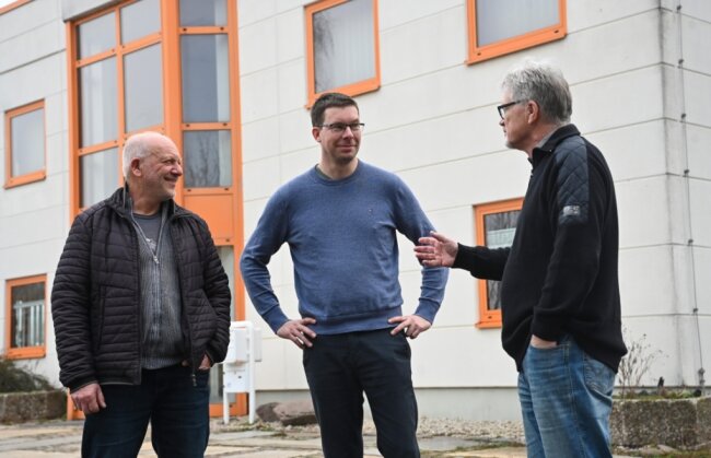 Burgstädter Unternehmer Hönisch kauft Baufirma Chembau in Lichtenau - Chembau und Hönisch Bau gehen gemeinsame Wege: Chembau-Chef Jörg Jentzsch (links) bleibt Geschäftsführer und Matthias Pfüller (rechts) geht in den Ruhestand. Philipp Hönisch übernimmt beide Baufirmen. 