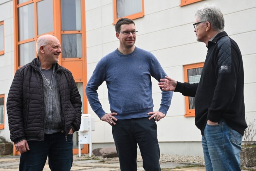 Chembau und Hönisch Bau gehen gemeinsame Wege: Chembau-Chef Jörg Jentzsch (links) bleibt Geschäftsführer und Matthias Pfüller (rechts) geht in den Ruhestand. Philipp Hönisch übernimmt beide Baufirmen. 