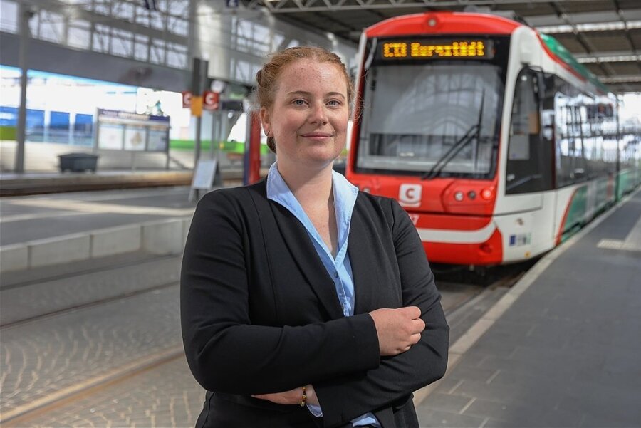 Burgstädterin steuert künftig Züge der City-Bahn - Johanna Scorl beginnt am 1. September ihre Ausbildung zur Triebfahrzeugführerin bei der City-Bahn Chemnitz. Rund 70.000 Euro investiert das Unternehmen in die Burgstädterin. 
