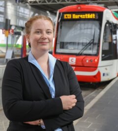 Burgstädterin steuert künftig Züge - Johanna Scorl beginnt am 1. September ihre Ausbildung zur Triebfahrzeugführerin bei der City-Bahn Chemnitz. Rund 70.000 Euro investiert das Unternehmen in die Burgstädterin. 