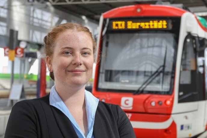 Burgstädterin steuert künftig Züge - Johanna Scorl beginnt am 1. September ihre Ausbildung zur Triebfahrzeugführerin bei der City-Bahn Chemnitz. Rund 70.000 Euro investiert das Unternehmen in die Burgstädterin. 