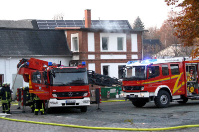 In einer Montagehalle für Kleinmöbel in Burkhardtsdorf ist am Montag ein Feuer ausgebrochen. 