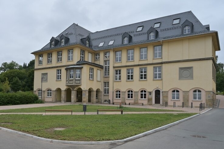 Die Evangelische Oberschule in Burkhardtsdorf. Zu den neu geplanten Parkplätzen ist es dann nur ein kurzer Weg. 