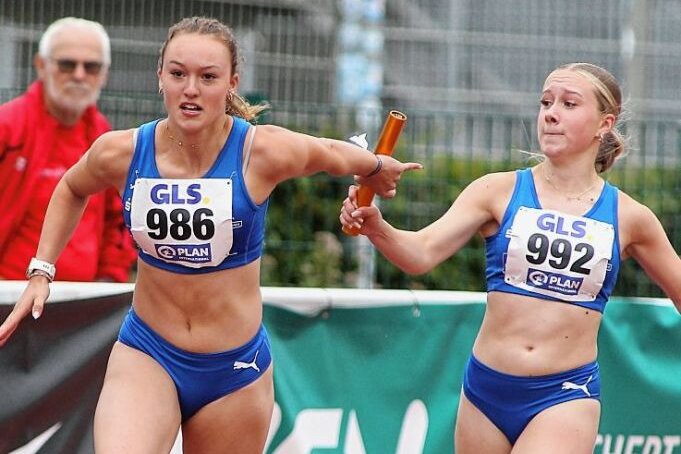 Burkhardtsdorferin geht leer aus - Da war die Welt noch in Ordnung: Startläuferin Anna-Sophie Pech (rechts) übergibt den Staffelstab an Kiara Hanisch. 