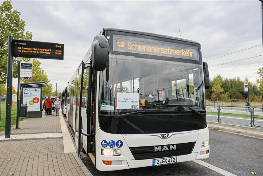 Bus fährt Kemtau und Dittersdorf an - Bus statt Bahn: An der Haltestelle Technopark wechseln Pendler und Reisende zwischen Zug und Bus. Die Zugstrecke nach Aue ist wegen Bauarbeiten gesperrt. Der Bus im Bild bedient die Strecke nach Thalheim.