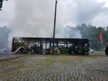 Bus in Zwickau in Flammen aufgegangen - Fahrgäste in Sicherheit - In Zwickau ist am Mittwoch ein Lininenbus ausgebrannt.