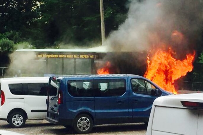 Bus in Zwickau in Flammen aufgegangen - Fahrgäste in Sicherheit - In Zwickau ist am Mittwoch ein Lininenbus ausgebrannt.