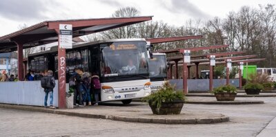 Bus-Netz im Vogtland: Das soll sich ab Mitte Dezember ändern - Der Busbahnhof Rodewisch ist neben dem in Plauen eine der am stärksten genutzten Haltestellen im Vogtland. Deshalb soll er umgebaut werden. 