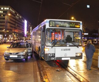 Beim Zusammenstoß eines Busses mit einem Renault auf der Straße der Nationen ist am Dienstagabend in Chemnitz eine 22-Jährige verletzt worden.