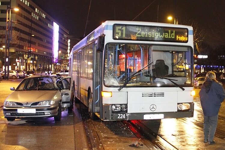Beim Zusammenstoß eines Busses mit einem Renault auf der Straße der Nationen ist am Dienstagabend in Chemnitz eine 22-Jährige verletzt worden.