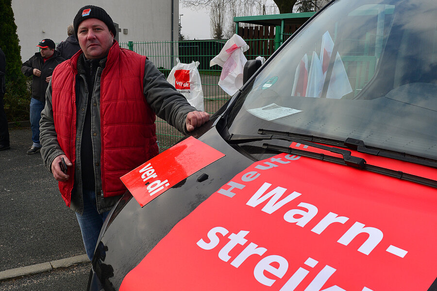 Bus-Streik läuft fast im Verborgenem - Sven Vogel von Verdi vor dem Gelände von Regiobus in Mittweida. 