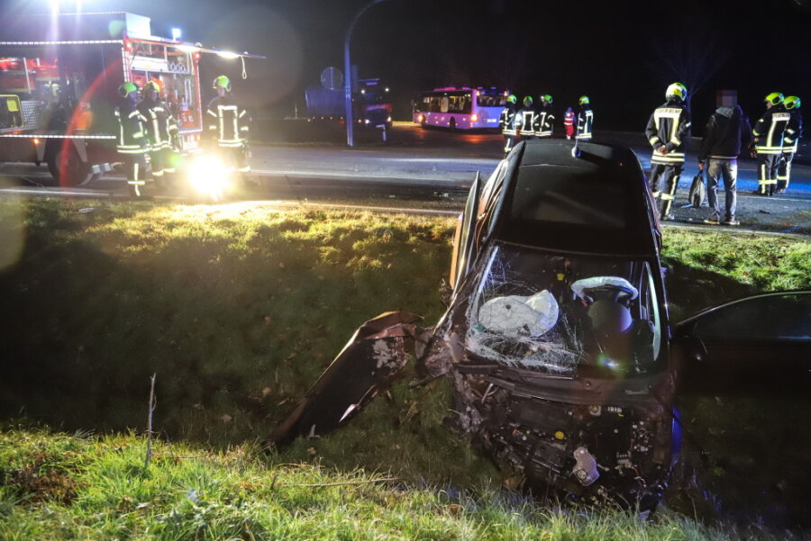 Bus und Opel krachen zusammen: Autofahrerin in Lößnitz verletzt - Im Ortsteil Affalter ist es am Mittwochmorgen zu einem Unfall zwischen einem Opel und einem Linienbus gekommen. 
