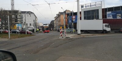 Bus und Pkw stoßen auf Kreuzung zusammen - Am Freitag sind in Zwickau auf der Kreuzung Bahnhofstraße/Humboldtstraße ein Bus und ein Pkw zusammengestoßen.