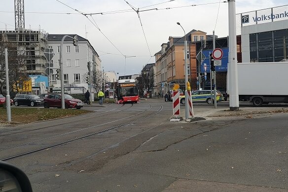 Bus und Pkw stoßen auf Kreuzung zusammen - Am Freitag sind in Zwickau auf der Kreuzung Bahnhofstraße/Humboldtstraße ein Bus und ein Pkw zusammengestoßen.