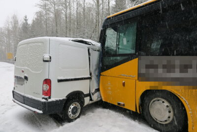 Bus und Transporter stoßen bei Schönheide zusammen - schwierige Rettung - 