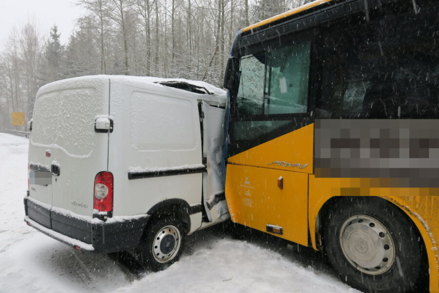 Bus und Transporter stoßen bei Schönheide zusammen - schwierige Rettung