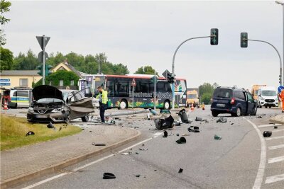 Bus-Unfall auf Hartmannsdorfer Kreuzung mit vier Verletzten - Auf der Ampelkreuzung Burgstädter/Leipziger Straße ist es am Donnerstagmorgen zu einem schweren Unfall gekommen.