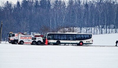 Bus zwischen Gahlenz und Oederan umgekippt: Vollsperrung am Nachmittag aufgehoben - Wegen der Bergung des Busses war die Straße nach Oederan gesperrt. 