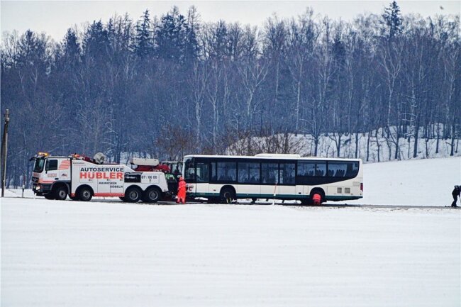 Bus zwischen Gahlenz und Oederan umgekippt: Vollsperrung am Nachmittag aufgehoben - Wegen der Bergung des Busses wurde die Straße nach Oederan für eine Stunde und 45 Minuten gesperrt. 