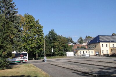 Busbahnhof Geringswalde: Räte diskutieren Zukunft - Bis auf die Linien mit Haltepunkt an der Nordseite des Areals ist der Platz an der Straße Am Klosterbach weitestgehend verwaist.