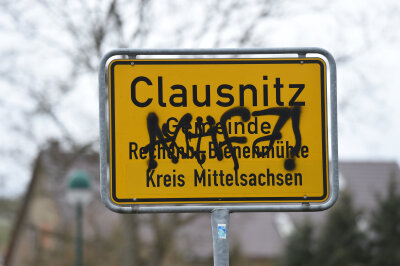Busblockade: Clausnitz-Prozess startet frühestens im März 2017 - Brennpunkt Clausnitz: Besudelt wurde nicht nur das Ortseingangsschild, sondern auch der Ruf des kleinen Ortsteils von Rechenberg-Bienenmühle.