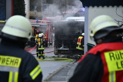 Busbrand in Ansprung: Fahrerin verhindert Schlimmeres und muss ins Krankenhaus - 