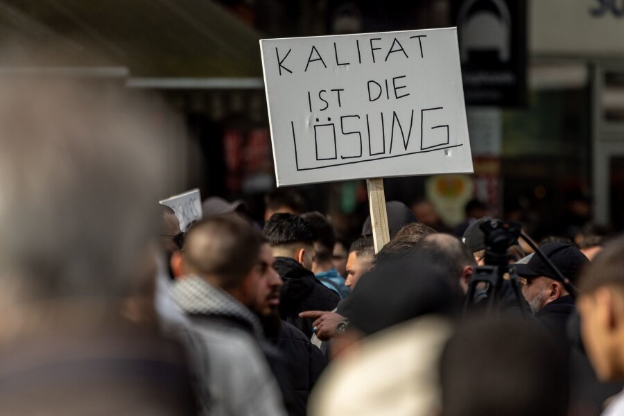 Buschmann zu Kalifat-Lob: Absurde Meinung nicht strafbar - Teilnehmer einer Islamisten-Demo hielten bei der Demonstration am 27. April unter anderem ein Plakat mit der Aufschrift "Kalifat ist die Lösung" in die Höhe.