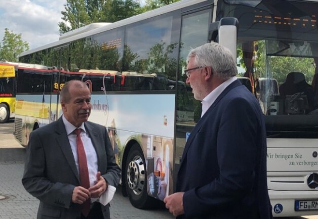 Busfahren in Mittelsachsen wird teurer: Regiobus erhöht Fahrpreise - Michael Tanne, Geschäftsführer von Regiobus, im Gespräch mit Landrat Matthias Damm auf dessen Abschiedstour durch Mittelsachsen. 