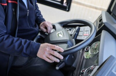 Busfahrer gesucht: Vier von zehn gehen bald in Rente - Im vergangenen Jahr verzeichnete die Berufsgruppe der Bus- und Straßenbahnfahrer einen starken Anstieg beim Fachkräftemangel.