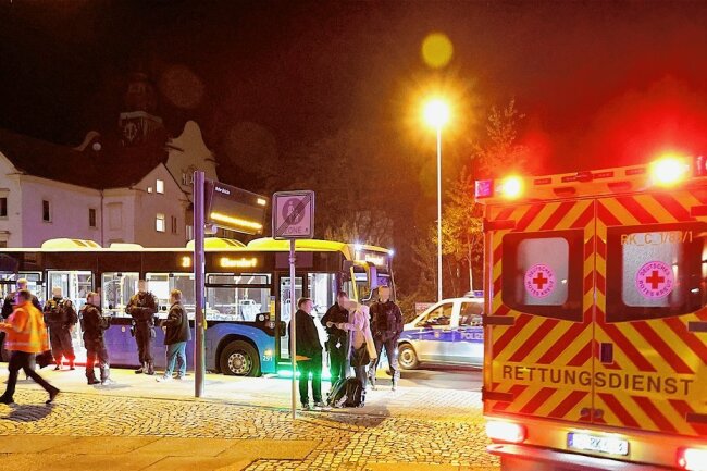 Busfahrer in Chemnitz mit Messer verletzt: Nicht die erste Attacke dieser Art - An dieser Haltestelle auf der Hartmannstraße soll ein 51-Jähriger einen Busfahrer mit einem Messer verletzt haben. 