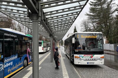 Busfahrer in Freiberg im Streik: Fahrgäste mit gemischten Gefühlen - Am Dienstagvormittag herrscht Begängnis am Busbahnhof Freiberg. Mittwoch und Donnerstag dürften die Bussteige verwaist bleiben.