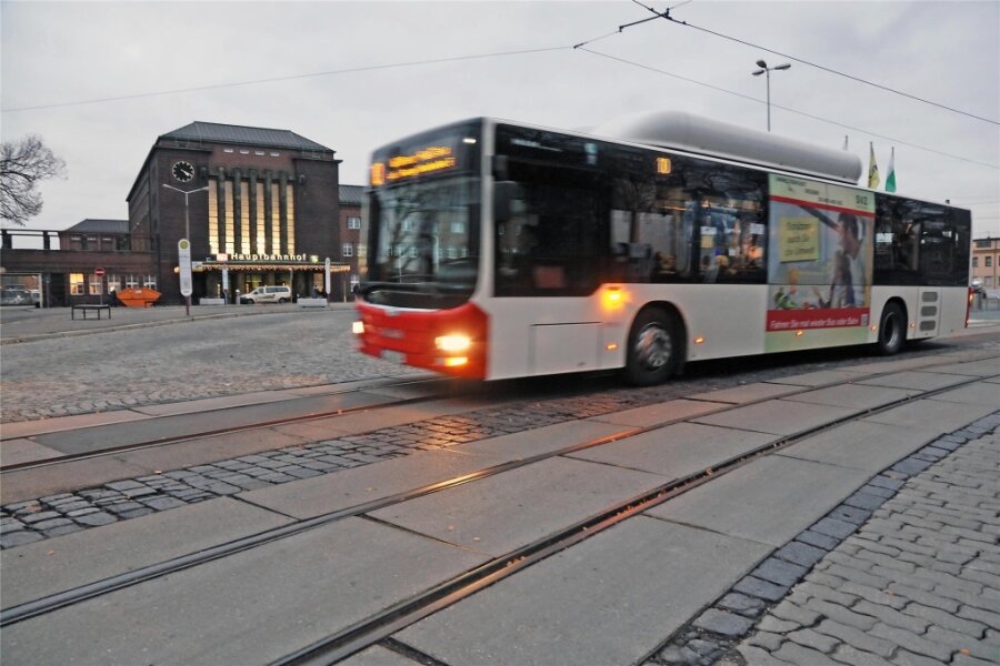 Busfahrer wird am Hauptbahnhof Zwickau beleidigt und bedroht - Ein Bus der Städtischen Verkehrsbetriebe vor dem Zwickauer Hauptbahnhof.
