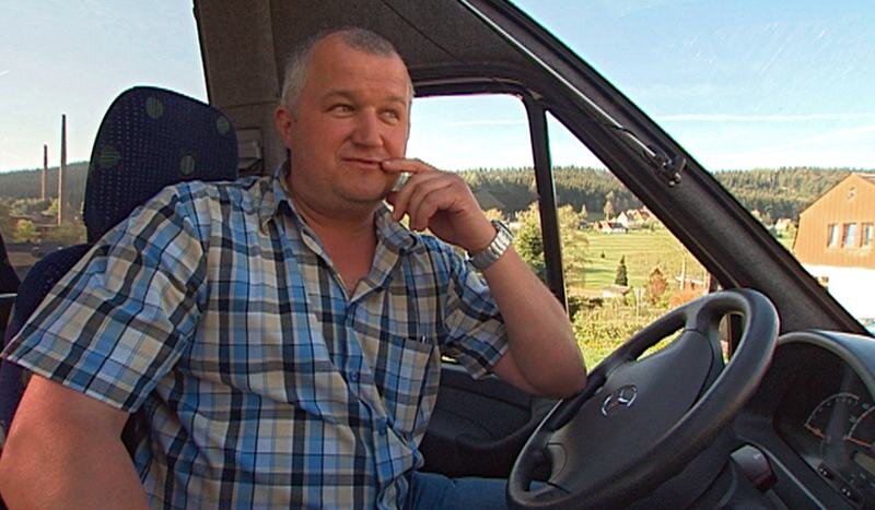 Busfahrer wird zum Fernsehstar - <p class="artikelinhalt">René Pöhland sitzt seit 17 Jahren auf seinem "Bock" und ist bei Jung und Alt bekannt als ein freundlicher Busfahrer. Seit einer Woche ist er auch ein Fernsehliebling. </p>