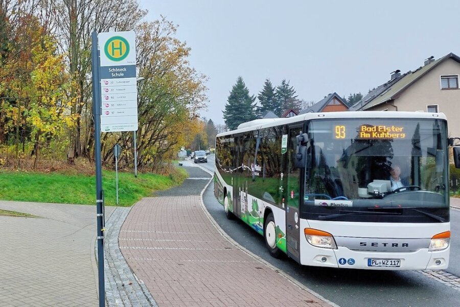 Bushaltestelle und Schulparkplätze: So will Schöneck zwei Dauerbrenner lösen - Die aktuelle Bushaltestelle am Schulstandort Schöneck. 