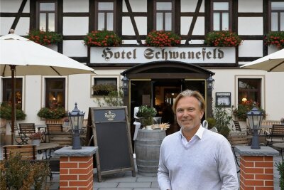 Buß- und Bettag an der Landesgrenze: Nicht alle Sachsen haben frei - Andreas Barth vor dem Hotel "Schwanefeld", durch welches die Landesgrenze verläuft. 