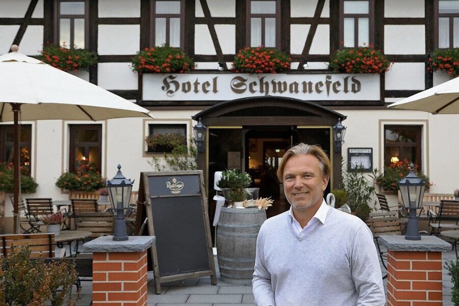 Andreas Barth vor dem Hotel "Schwanefeld", durch welches die Landesgrenze verläuft. 