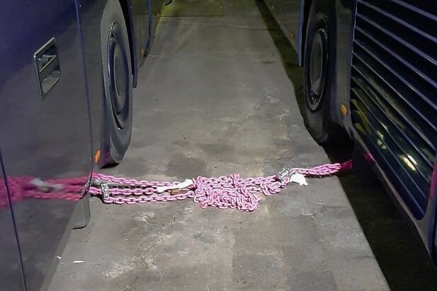 Mit einer Eisenkette hatten Polizeibeamte die Hinterachsen der zwei Reisebusse in Plauen blockiert.