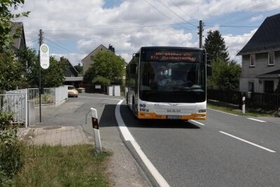 Busse machen am Wochenende um Schönfels eine Bogen: Jetzt könnte eine Lösung in Sicht sein - Busse sieht man im Lichtentanner Ortsteil Schönfels derzeit eher selten. Am Wochenende gibt es gar keinen Linienverkehr.