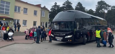 Busse mit 90 Ukrainern steuern Zwickau an - Vor einem Auffanglager im Osten Polens bestiegen ukrainische Flüchtlinge einen Reisebus mit Fahrtziel Zwickau. 