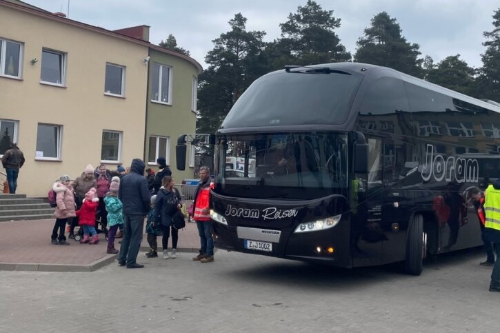 Busse mit 90 Ukrainern steuern Zwickau an - Vor einem Auffanglager im Osten Polens bestiegen ukrainische Flüchtlinge einen Reisebus mit Fahrtziel Zwickau. 