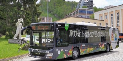Busse mit Welterbe-Werbung rollen quer durch Sachsen - Vor dem Schacht 371 bei Bad Schlema waren die zwei Linienbusse im Welterbe-Design unterwegs. 