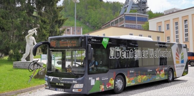 Vor dem Schacht 371 bei Bad Schlema waren die zwei Linienbusse am Donnerstag im Welterbe-Design unterwegs. 