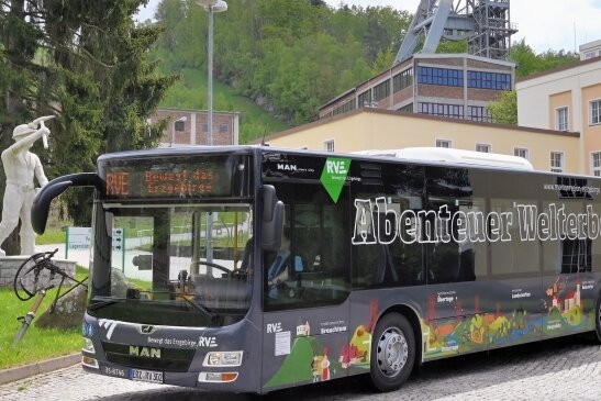 Busse rollen mit Welterbe-Werbung quer durch Sachsen - Vor dem Schacht 371 bei Bad Schlema waren die zwei Linienbusse am Donnerstag im Welterbe-Design unterwegs. 