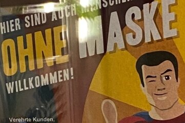 Bußgeld für Maskenmuffel-Plakat - Dieses Plakat war im Herbst an einem Auerbacher Geschäft zu sehen. 