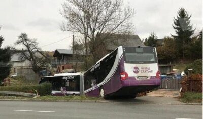 Busunfall in Bärenwalde: "Irgendetwas hat blockiert" - Der beschädigte Bus in Bärenwalde.