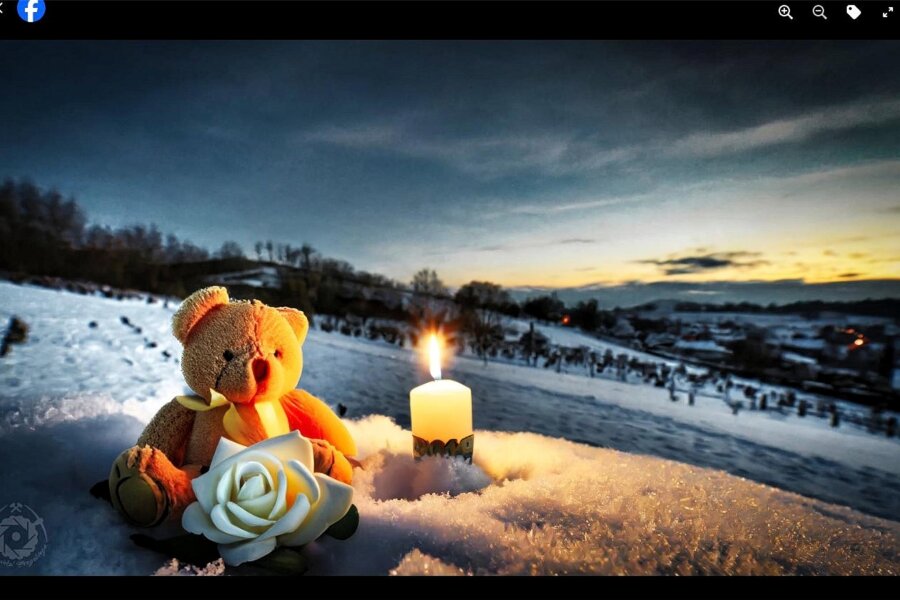 Busunglück im Erzgebirge: 80.000 Euro binnen weniger Stunden gespendet - Das Foto vom Teddy im Schnee ist zu einer Art Symbol für das Unglück im Erzgebirge geworden – einen Tag vor dem für Kinder so wichtigen Nikolaustag. Erzgebirger teilten es im Status bei Whatsapp und in den sozialen Netzwerken Instagram und Facebook.