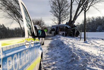 Busunglück im Erzgebirge: Spendenaktion für den Busfahrer - Bei dem Unfall nahe Cranzahl starb ein Kind. Eine Insassin und der Busfahrer wurden schwer verletzt.